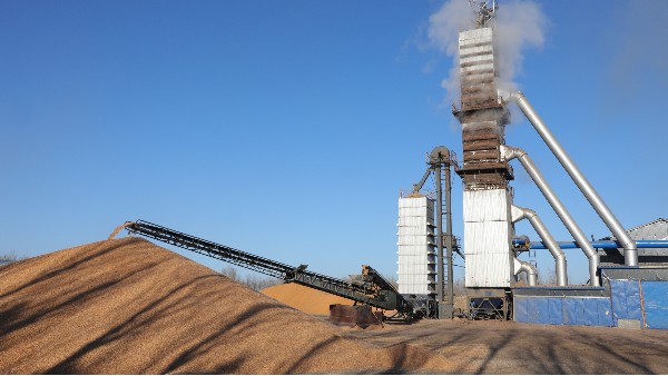 烘糧噸成本降至28元！300噸烘干塔用上秸稈直燃熱風(fēng)爐，相比燃煤一天節(jié)省一萬(wàn)六！